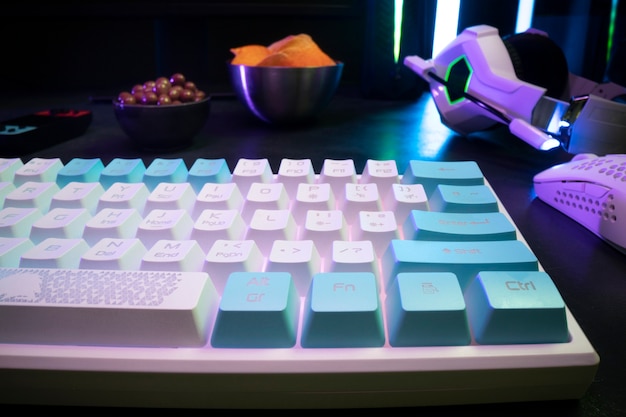 Blaue und weiße Tastatur des hohen Winkels