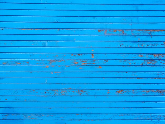 Blaue Wand mit Streifen