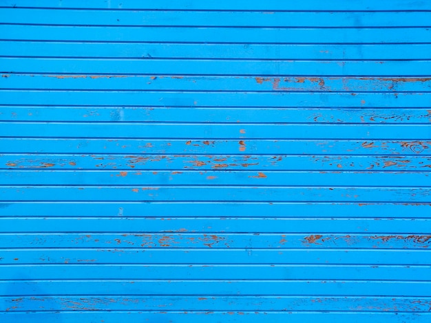 Blaue Wand mit Streifen