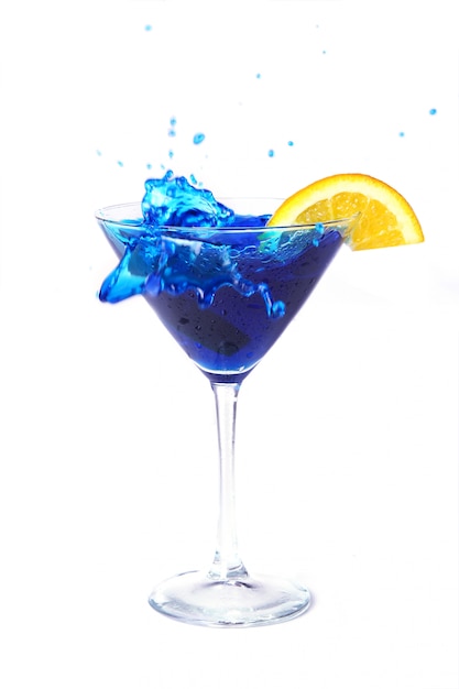 Blauer Cocktail mit Orange