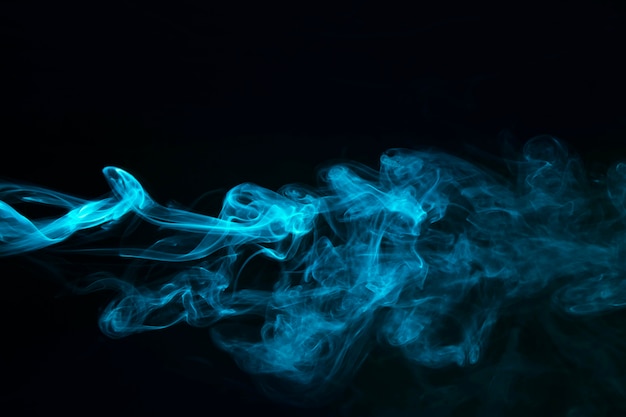 Blauer Dampfrauch auf schwarzem Hintergrund