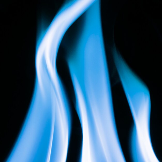 Blauer Flammenhintergrund, realistisches dunkles Bild des Feuers