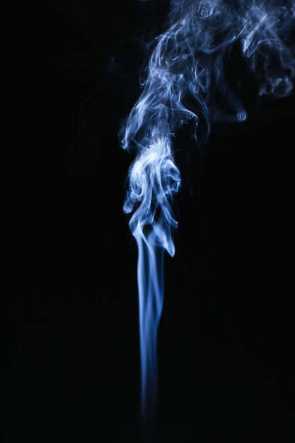 Blauer gewellter Rauch auf schwarzem Hintergrund