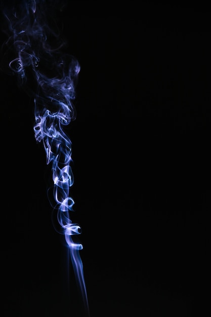 Kostenloses Foto blauer gewellter rauch auf schwarzem hintergrund