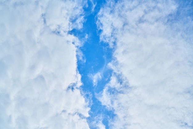 Blauer himmel flauschigen wettersaison