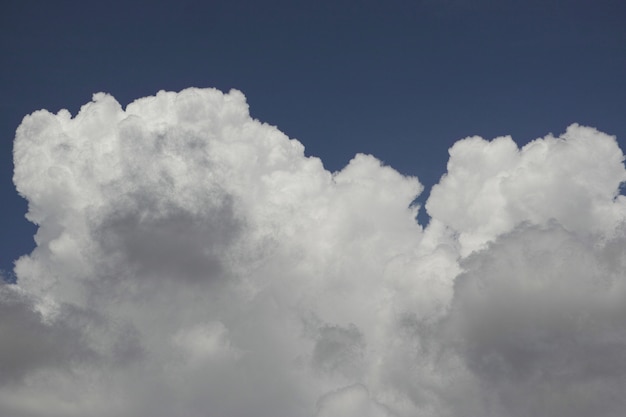 Blauer Himmel mit einer Wolke