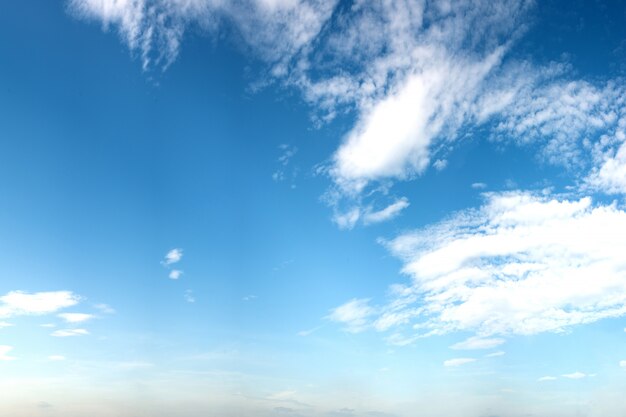 Blauer Himmel mit einigen Wolken im Sommer