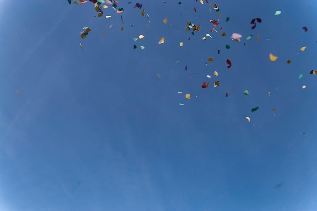 Kostenloses Foto blauer himmel mit farbigen papieren