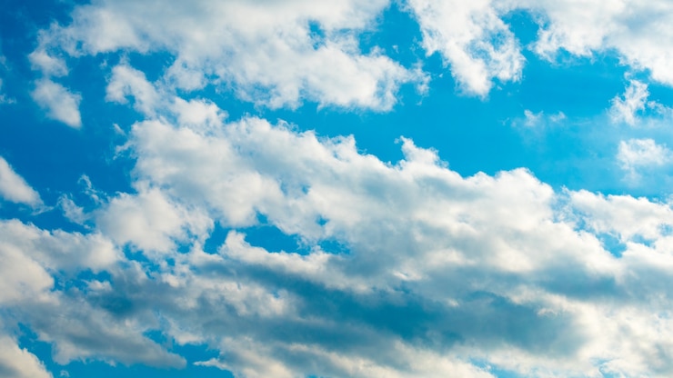 Kostenlose Foto blauer himmel mit geschwollenen weißen wolken
