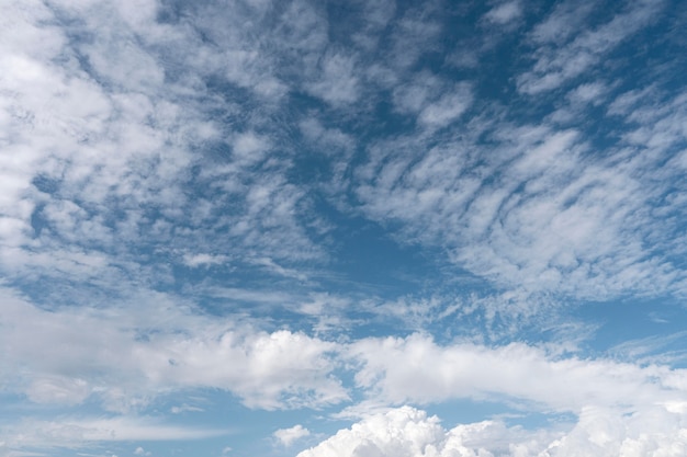 Blauer Himmel mit horizontalem Schuss der windigen Wolken