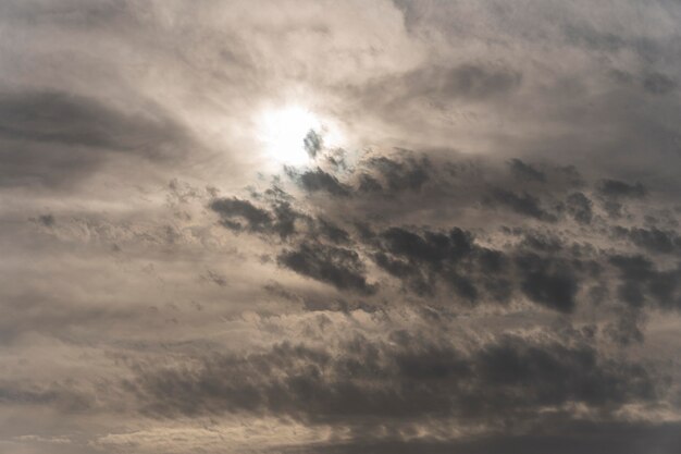 Blauer Himmel mit regnerischen Wolken