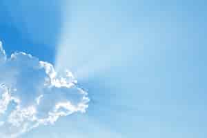 Kostenloses Foto blauer himmel mit sonne und schönen wolken