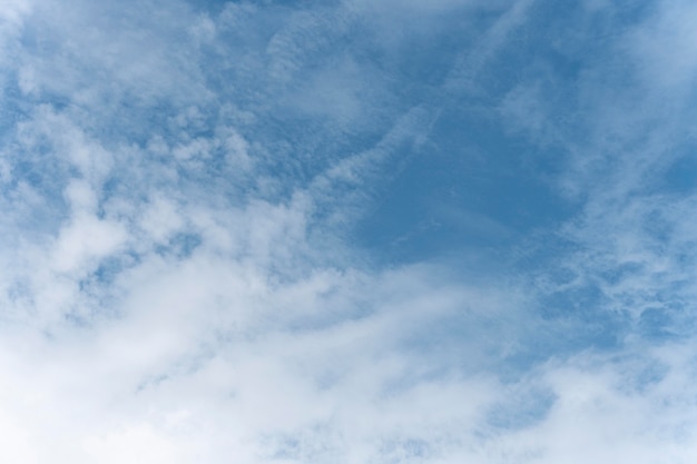 Blauer himmel mit vereinzelten weißen wolken