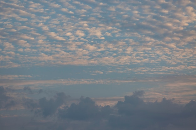 Blauer Himmel mit weißem Wolkenhintergrund