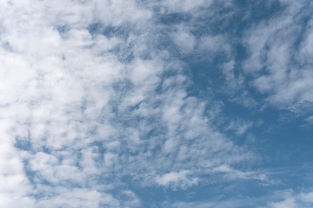 Blauer Himmel mit windigen Wolken