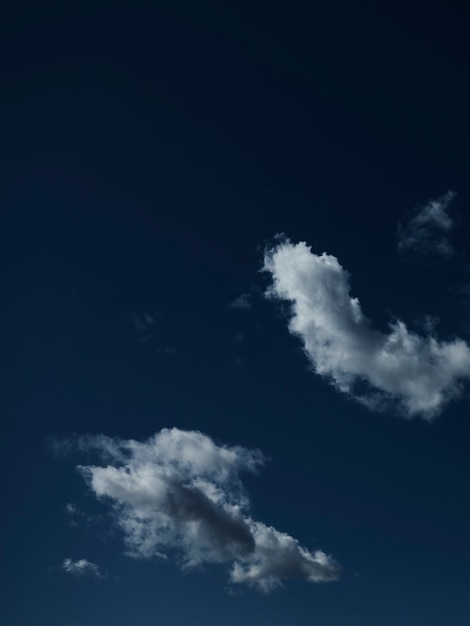 blauer Himmel mit Wolkennahaufnahme