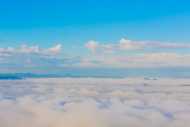 Blauer Himmel mit Wolkenschichten