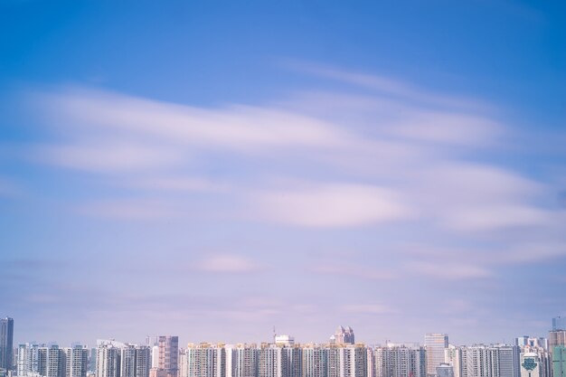blauer Himmel und die Skyline der Stadt