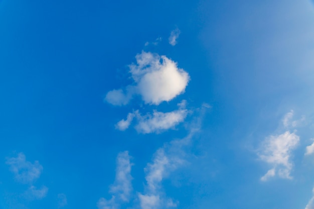 Blauer Himmel und weiße Wolken