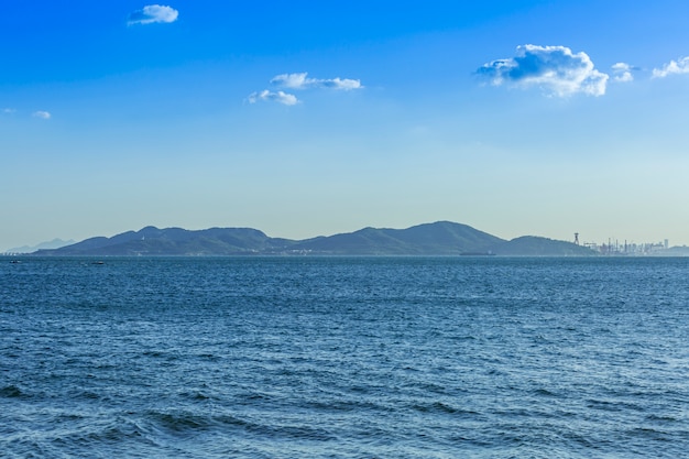 blauer Himmel und weiße Wolken