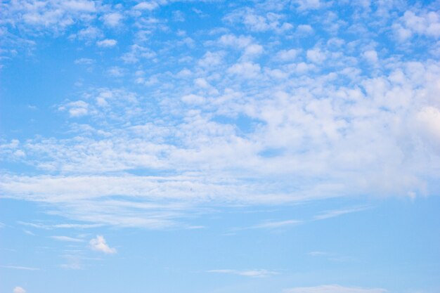 Blauer Himmel und Wolke