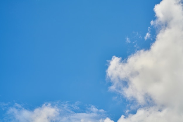 Blauer Himmel und Wolken