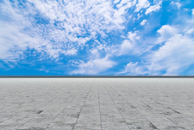 blauer Himmel und Wolken