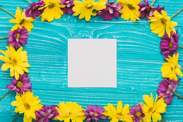 Blauer Hintergrund mit Papier und dekorativen floralen Rahmen