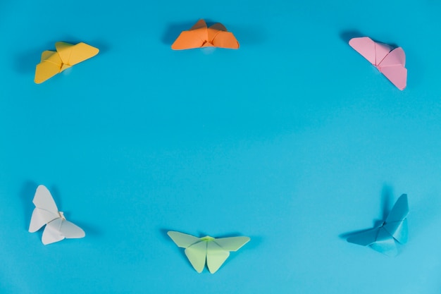 Blauer Hintergrund mit Rahmen von Schmetterlingen gemacht