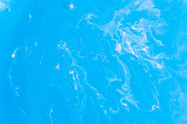 Blauer Hintergrund mit weißer Abstraktion