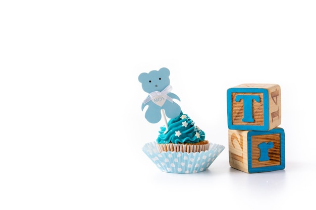 Blauer kleiner Kuchen für die Babyparty lokalisiert auf weißem Hintergrund