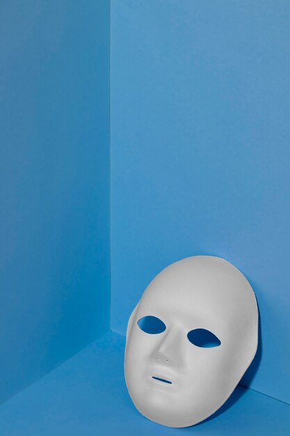 Blauer Montag mit Kopierraum und Gesichtsmaske