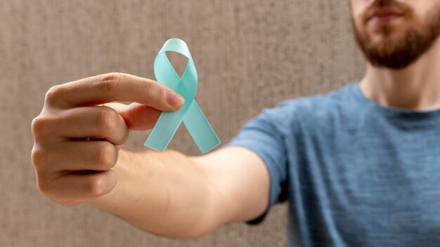Blauer november-prostata-krebs-präventionsmonat mann mit blauem band herrengesundheit