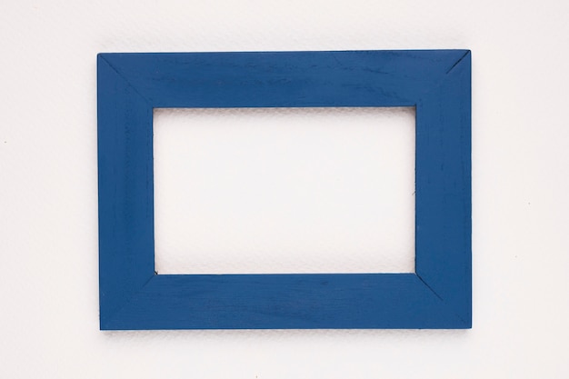 Blauer Randfeld auf weißem Hintergrund
