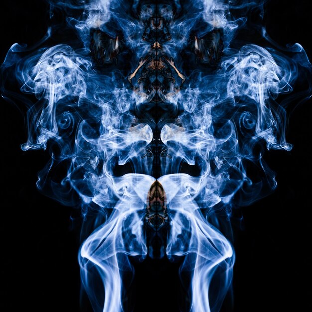 Blauer Rauch bewegt auf schwarzen Hintergrund wellenartig