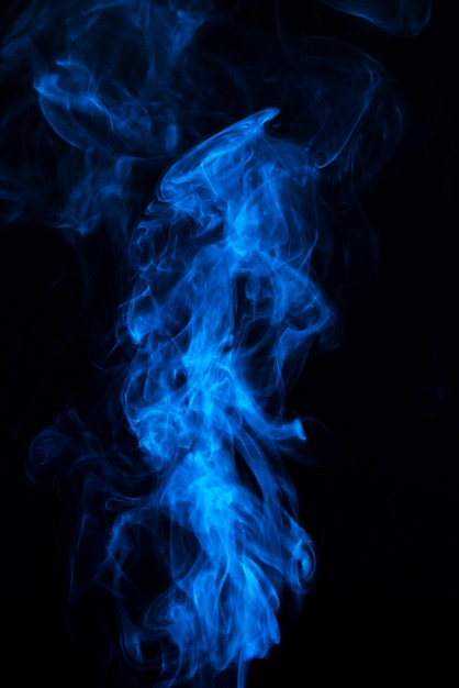 Blauer Rauch in der Mitte des schwarzen Hintergrundes