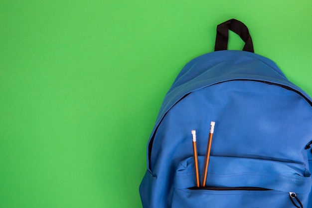 Blauer Schulrucksack mit Bleistiften