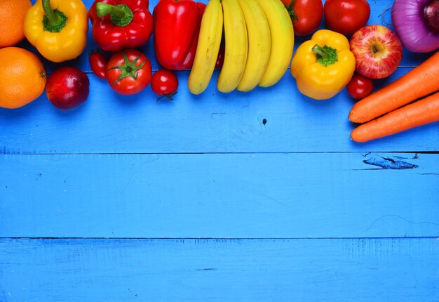 Blauer Tisch mit Gemüse und Früchten