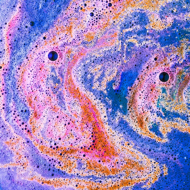 Blauer und rosa Badebomben-Schaumbadhintergrund