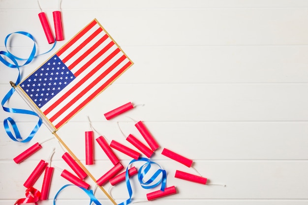 Blaues Band und rote Kracher mit USA-Flagge auf weißem Plankenhintergrund