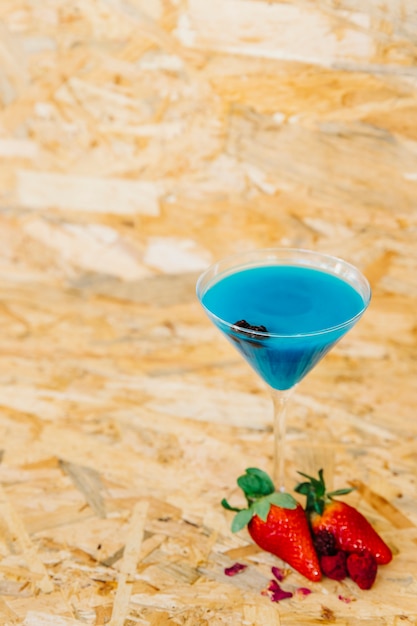Kostenloses Foto blaues cocktail und erdbeeren