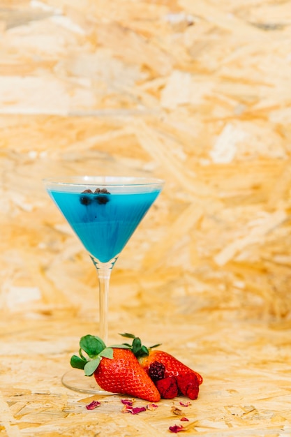 Blaues Cocktail und Erdbeeren