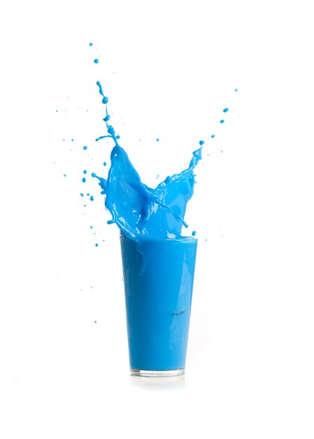 Blaues Getränk in Eis fallen