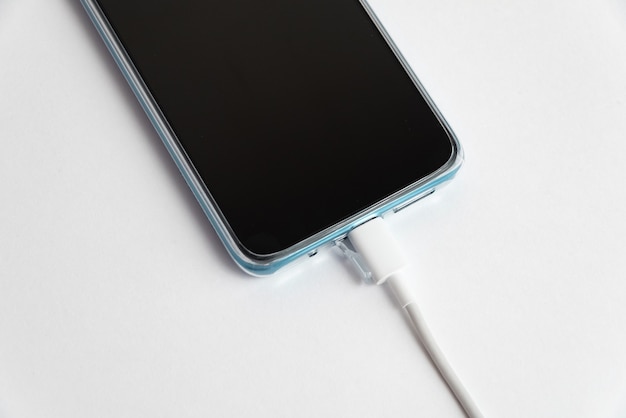 Blaues Handy mit USB-Kabel Typ C verbunden - Aufladen