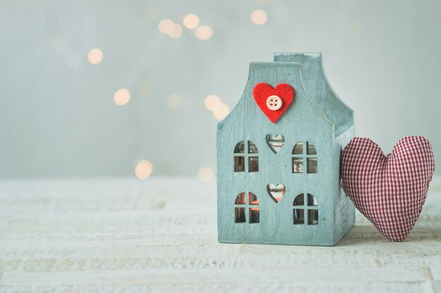 Blaues Haus auf einem Holztisch