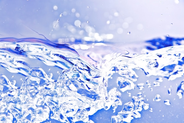 Blaues isoliert Wasserspritzen.