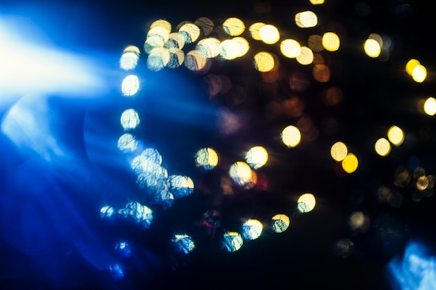 Kostenloses Foto blaues licht in der nähe von glänzenden stellen