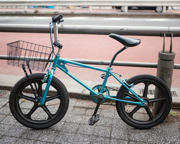 Blaues Vintage Fahrrad im Freien