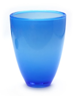 Blaues wasserglas auf weißem hintergrund