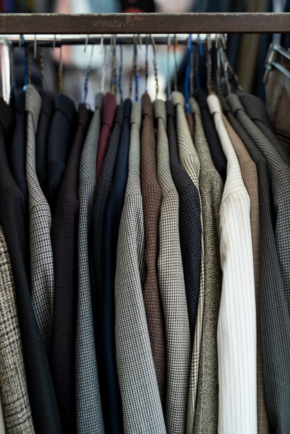 Blazer auf Kleiderbügeln auf dem Second-Hand-Markt